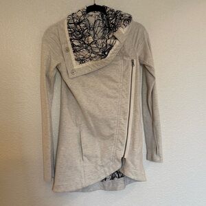 Lululemon Savasana Wrap in Oatmeal and Graffiti Print Size 2